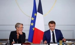 La Première ministre Elisabeth Borne (G) écoute le président Emmanuel Macron (D) au palais de l'Elysée à Paris le 19 juillet 2023