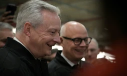 Le ministre de l'Economie et des Finances Bruno Le Maire Ă l'usine Renault de Sandouville, le 29 mars 2024, en compagnie de l'ancien Premier ministre et maire du Havre Edouard Philippe