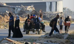 Des Palestiniens prennent la route à Al-Maghazi alors qu'ils fuient leurs camps de déplacés à cause des bombardements israéliens sur le centre de la bande de Gaza, le 5 juin 2024