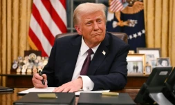 Le président américain Donald Trump signe des décrets dans le Bureau ovale de la Maison Blanche, le 20 janvier 2025 à Washington