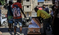 Préparation des funérailles d'une victime de l'explosion d'un camion-citerne, à Cap-Haïtien le 15 décembre 2021