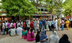 Des électeurs attendent pour voter lors de la derniÚre phase des élections générales, le 1er juin 2024 à Patna, en Inde