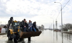 Moyens de transports improvisés dans la ville inondée d'Orenboug en Russie le 13 avril 2024