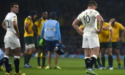 L'Anglais Owen Farrell quitte le terrain après avoir reçu un carton jaune, face à l'Australie, le 3 octobre 2015 à Twickenham 