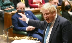 Une photo distribuée par le parlement britannique montre le Premier ministre Boris Johnson répondant aux questions des députés le 26 janvier 2022