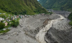 Vue aérienne du village de Syabrubesi dans le district de Rasuwa au Népal, le 31 août 2026