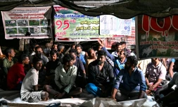 Des éleveurs tamouls installés sous une bùche pour protester contre une spoliation fonciÚre, le 30 septembre 2026 à Batticaloa, dans l'est du Sri Lanka