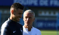 Le sélectionneur Didier Deschamps et le défenseur Lucas Hernandez, lors d'un entraînement de l'équipe de France, le 3 décembre 2019 à Clairefontaine-en-Yvelines, avant les matches de qualifications pour l'Euro 2020