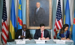 Le secrétaire d'Etat américain Marco Rubio (c),  la ministre de la RDC Thérèse Kayikwamba Wagner et le ministre rwandais Olivier Nduhungirehe signent un accord de paix, le 27 juin 2025 à Washington