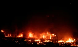 Des structures dévorées par le feu dans la ville de Superior dans le comté de Boulder dans le Colorado, le 30 décembre 2021