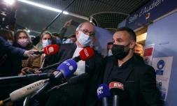 Le footballeur Mathieu Valbuena s'adresse aux médias au cours du procès de l'affaire de la sextape, le 20 octobre 2021 à Versailles