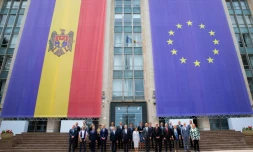 La présidente moldave Maia Sandu (premiÚre rangée au centre à droite) et le commissaire européen au budget Johannes Hahn (au centre à gauche) avec des membres du gouvernement moldave à Chisinau, le 9 mai 2024