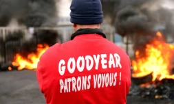 Un salarié de Goodyear  le 18 novembre 2013 à Amiens