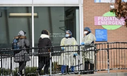 Le personnel médical d'un centre de dépistage à Elmhurst Hospital Center dans le Queens à New York le 26 mars 2020