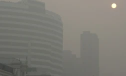 Lever du soleil le 7 novembre 2016 un jour de brouillard à New Delhi