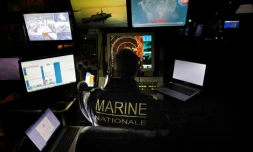 Un marin de la frégate française La Fayette, en mission au Proche-Orient, dans le centre d'opération tactique du navire, le 26 octobre 2020