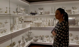 Dagmara Mazurel, attachée de presse du Musée de Varsovie, regarde une vitrine d'objets en argent, le 26 mai 2017 avant la réouverture du musée fermé pendant quatre ans pour travaux