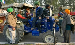 Des agriculteurs sur un tracteur réclament un prix minimum pour leurs récoltes, le 15 février 2024 à Shambhu en Inde