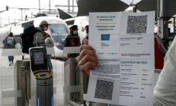 Un passager présente son pass sanitaire avant d'accéder au quai, lundi 9 août 2021, gare de Lyon à Paris

