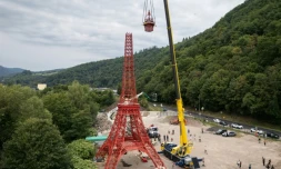 Des ouvriers installent la flèche d'une réplique à l'échelle 1/10e de la Tour Eiffel, construite par l'entrepreneur alsacien Jean-Claude Fassler, à Sainte-Croix-aux-Mines, dans le Haut-Rhin, le 26 août 2025