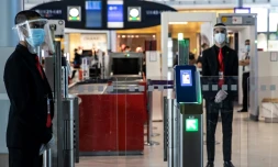 Des personnels aéroportuaires équipés de masques et de visiÚres de protection à l'aéroport Roissy-Charles-de-Gaulle, le 14 mai 2020