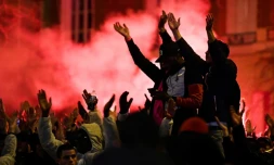 Les supporters du PSG chantent des slogans en l'honneur de leur équipe aux abords du Parc des Princes, le 11 mars 2020