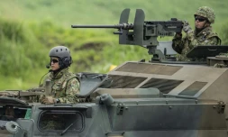 Des soldats japonais participent à un exercice de tir réel, en juin