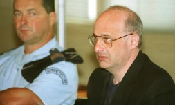 Jean-Claude Romand dans le box des accusés à l'ouverture de son procès, le 25 juin 1996 devant la Cour d'assises de l'Ain