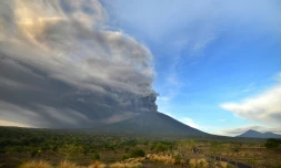 Le volcan Agung, situé sur l'île de Bali, émet des cendres et des fumées, faisant craindre son éruption imminente, le 26 novembre 2017
