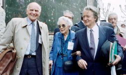 L'ancienne déportée Lise Lesèvre (C) arrive, le 11 mai 1987 au Palais de Justice de Lyon, pour assister au procès contre l'ancien chef de la Gestapo de Lyon, Klaus Barbie, accompagnée de son avocat Maître Roland Dumas (D)