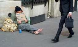 Un sans-abris mendie Ă Paris le 14 mars 2015