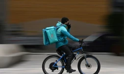 Un livreur Deliveroo Ă Londres le 26 mars 2021
