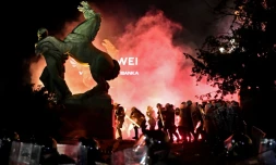 La police devant le Parlement Ă Belgrade, le 10 juillet 2020 au soir, lors de nouvelles manifestations d'habitants