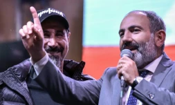 L'opposant Nikol Pachinian (d) et Serj Tankian, le leader américano-arménien du groupe de métal System of a Down, lors d'un rassemblement, le 7 mai 2018 à Erevan, en Arménie