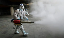 Désinfection d'un centre commercial à Xi'an qui connaît une résurgence de contaminations au Covid-19, le 11 janvier 2022 dans le nord de la Chine