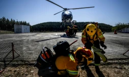 Des pompiers privés travaillant pour les groupes papetiers Navigator et Altri s'exercent à Abrantes, au Portugal, en août 2019
