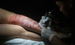 Une personne se fait tatouer lors du Festival international Polynesia Tatau, à Tahiti, le 3 avril 2016