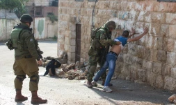 Des soldats israéliens fouillent un Palestinien, le 29 octobre 2015 à Hébron, en Cisjordanie