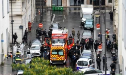 Des policiers et légistes sur les lieux d'une attaque à l'arme blanche près des anciens locaux de Charlie Hebdo, le 25 septembre 2020 à Paris