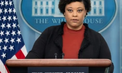 La directrice du Budget de la Maison Blanche Shalanda Young donne une conférence de presse le 29 septembre 2023