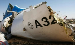 Un morceau de la carlingue de l'airbus de la compagnie russe, le 1er novembre 2015 après qu'il s'est écrasé dans le dans le désert du Sinaï