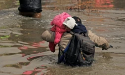 Des migrants tentent de traverser le Rio Grande depuis Cuidad Juarez, au Mexique, le 29 février 2024