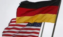 Les drapeaux allemands et américains flottent sur la base aérienne de Ramstein, dans le sud de l'Allemagne, le 6 novembre 2013