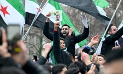 Des Syriens célèbrent à Berlin, en Allemagne, le 8 décembre 2024, la fin du régime du dictateur syrien Bachar al-Assad après que des groupes rebelles ont pris le contrôle de la capitale Damas