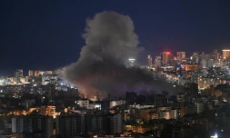 De la fumée s'élève du site d'une frappe aérienne israélienne qui a visé une zone du quartier sud de Beyrouth, bastion du mouvement islamiste Hezbollah, le 5 mars 2026