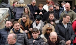 Des personnes quittent la cérémonie à la mémoire des quatre victimes de Radouane Lakdim, le 25 mars 2018 à l'église de Saint Etienne à TrÚbes, dans le sud-ouest de la France