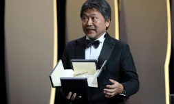 La Palme d'or du Festival de Cannes remise à "Une affaire de famille" du réalisateur japonais Hirokazu Kore-Eda (C), le 19 mai 2018  