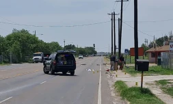 Une voiture de police sur les lieux où un véhicule a percuté un groupe de migrants, le 7 mai 2023 à Brownsville, au Texas