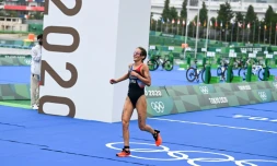 La Française Léonie Périault franchit la ligne d'arrivée de l'épreuve individuelle de triathlon, le 27 juillet 2021 aux Jeux olympiques de Tokyo