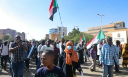 Des manifestants anti-putch marchent dans les rues de Khartoum, au Soudan, le 17 novembre 2021